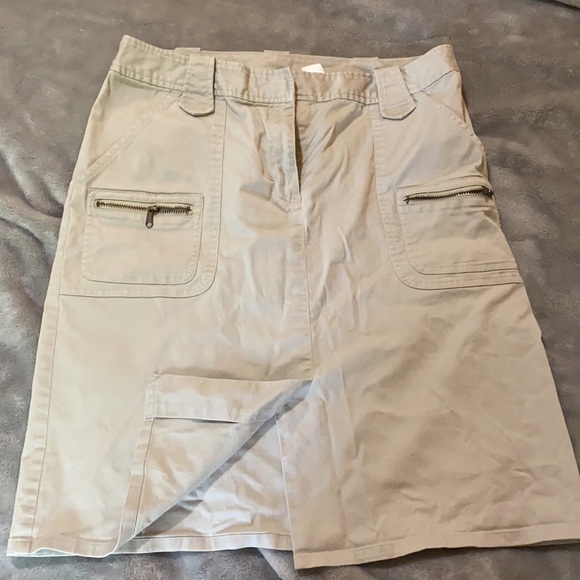 First issue women’s skirt - Picture 2 of 4